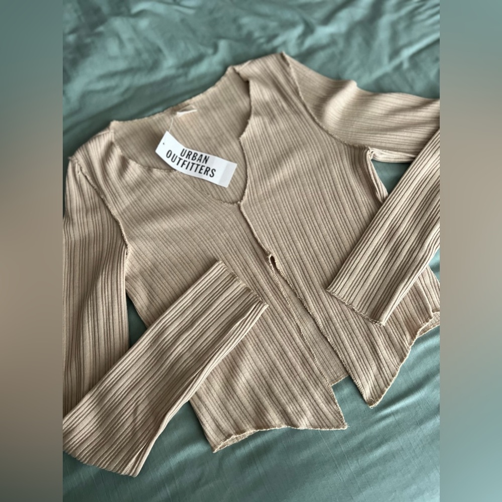 NWT Urban Outfitters long sleeve cropped split shirt color beige Size XS